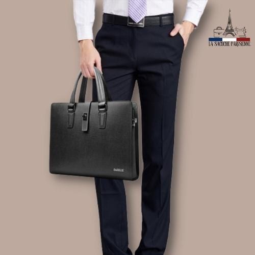 Homme en pantalon de costume tenant une sacoche noire élégante pour homme